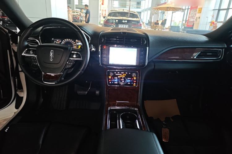 Used Lincoln Continental 2019 2.0T Two-Wheel Drive Prestige Version China VI Standard Center Console