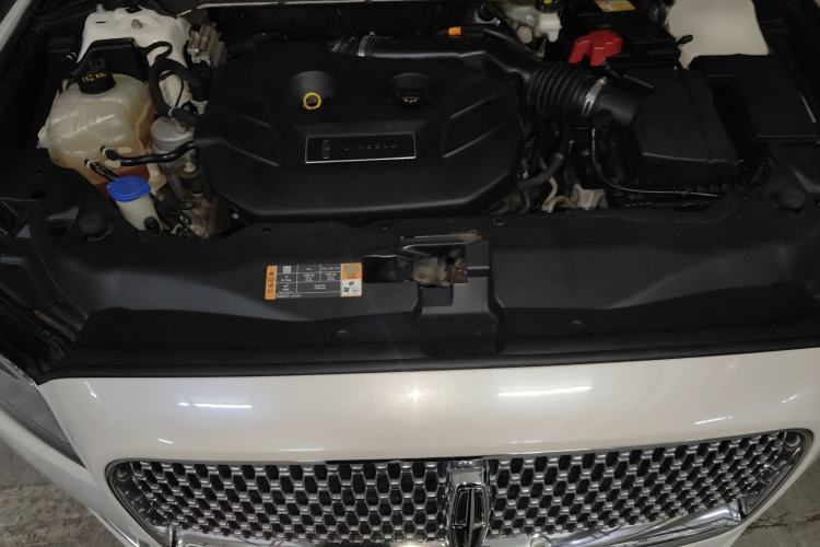 Used Lincoln Continental 2019 2.0T Two-Wheel Drive Prestige Version China VI Standard Engine Bay