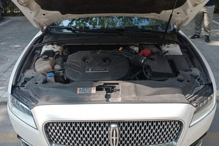 Used Lincoln Continental 2019 2.0T Two-Wheel Drive Prestige Version China VI Standard Engine Bay