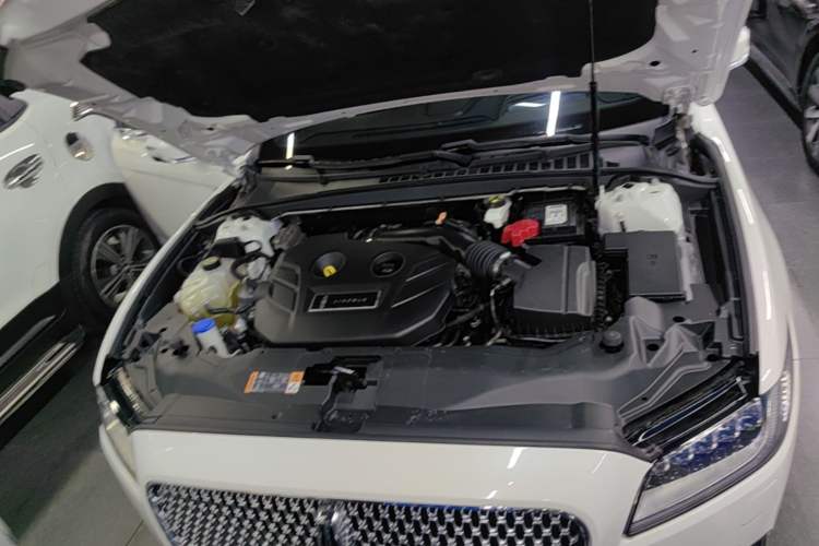 Used Lincoln Continental 2019 2.0T Two-Wheel Drive Prestige Version China VI Standard Engine Bay