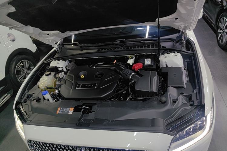 Used Lincoln Continental 2019 2.0T Two-Wheel Drive Prestige Version China VI Standard Engine Bay