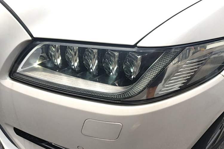 Used Lincoln Continental 2019 2.0T Two-Wheel Drive Luxury Edition China VI Standard Left Front Headlight