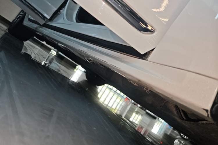 Used Lincoln Continental 2019 2.0T Two-Wheel Drive Prestige Version China VI Standard Right Side Sill