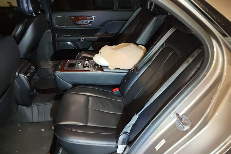 Used Lincoln Continental 2019 2.0T Two-Wheel Drive Luxury Edition China VI Standard Interior 4