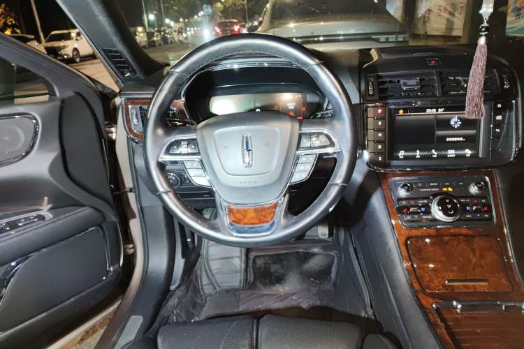 Used Lincoln Continental 2019 2.0T Two-Wheel Drive Luxury Edition China VI Standard Steering Wheel