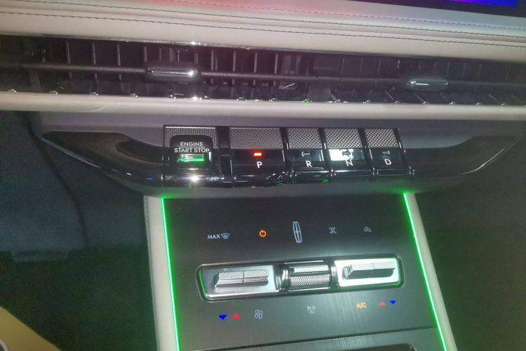 Used Lincoln Corsair 2023 2.0T All-Wheel-Drive Prestige Version Audio And AC Panel