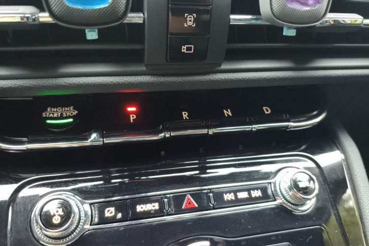 Used Lincoln Corsair 2020 2.0T Two-Wheel Drive Luxury Edition Gear Lever
