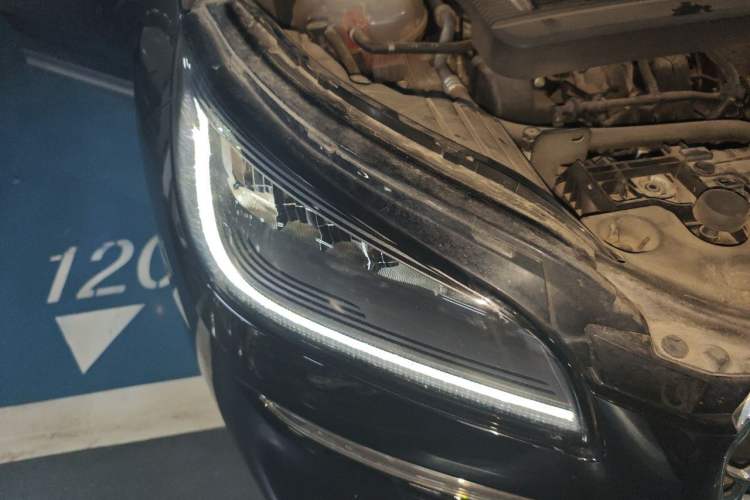 Used Lincoln Corsair 2020 2.0T Two-Wheel Drive Luxury Edition Right Front Headlight
