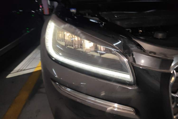 Used Lincoln Corsair 2020 2.0T Two-Wheel Drive Luxury Edition Right Front Headlight