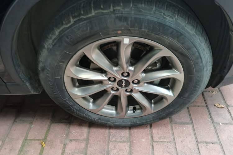 Used Lincoln Corsair 2020 2.0T Two-Wheel Drive Luxury Edition Right Front Wheel Hub