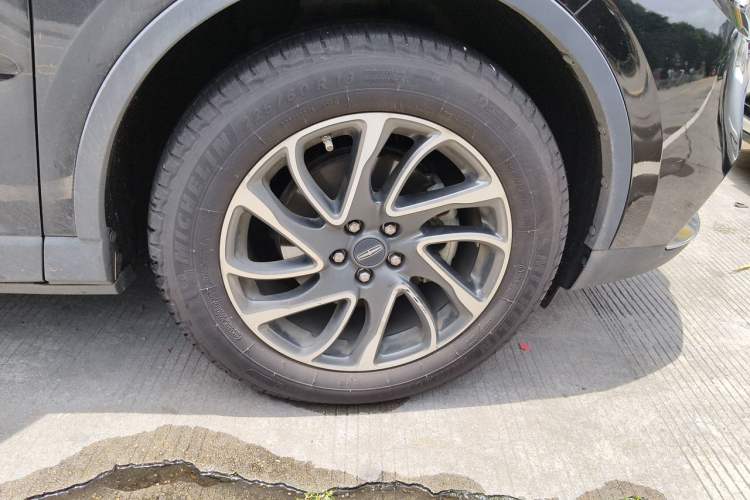 Used Lincoln Corsair 2020 2.0T Two-Wheel Drive Luxury Edition Right Front Wheel Hub