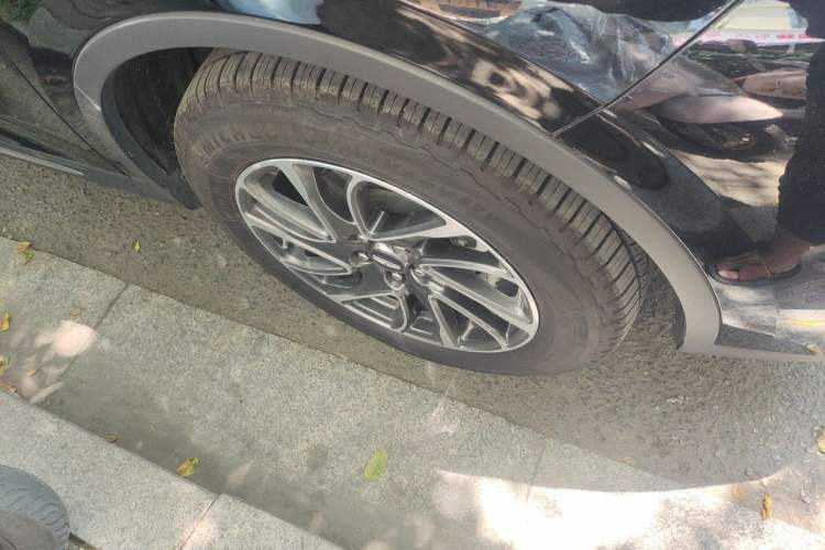 Used Lincoln Corsair 2020 2.0T Two-Wheel Drive Luxury Edition Right Front Wheel Hub