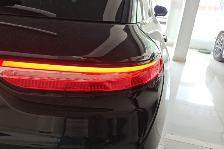 Used Lincoln Corsair 2020 2.0T Two-Wheel Drive Luxury Edition Right Rear Taillight