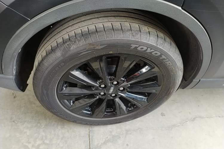 Used Lincoln Corsair 2020 2.0T Two-Wheel-Drive Black Knight Limited Edition Right Rear Wheel Hub
