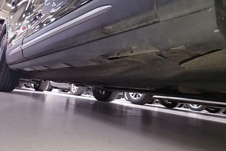 Used Lincoln Corsair 2020 2.0T Four-Wheel Drive Prestige Edition Right Side Sill
