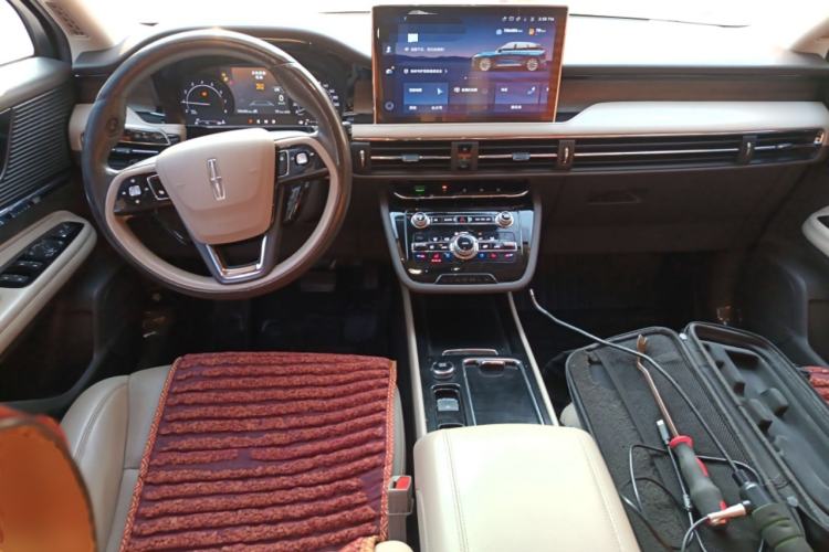 Used Lincoln Corsair 2020 2.0T Two-Wheel Drive Luxury Edition Center Console