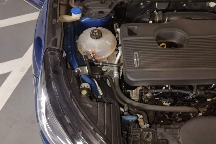 Used Lincoln Corsair 2020 2.0T Two-Wheel Drive Luxury Edition Engine Bay Right