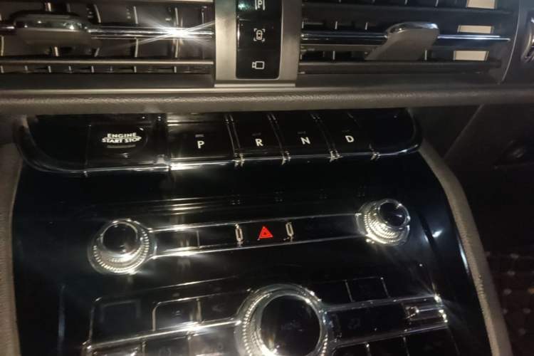 Used Lincoln Corsair 2020 2.0T Two-Wheel Drive Luxury Edition Gear Lever