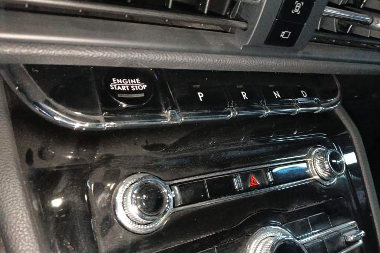 Used Lincoln Corsair 2020 2.0T Two-Wheel Drive Luxury Edition Gear Lever