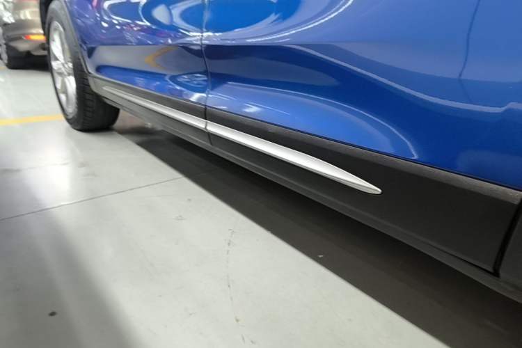 Used Lincoln Corsair 2020 2.0T Two-Wheel Drive Luxury Edition Left Side Sill