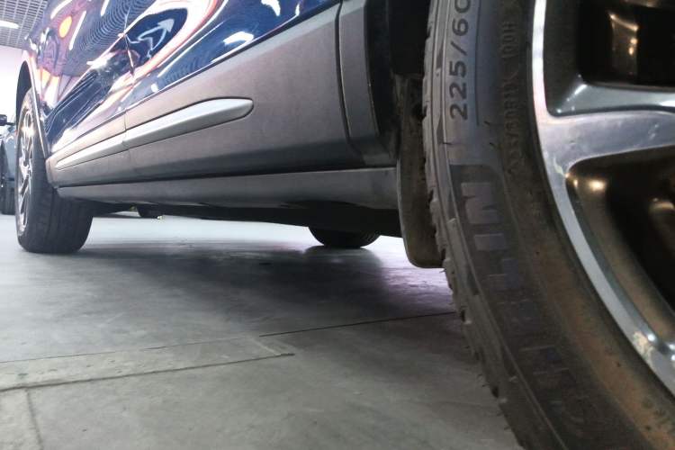 Used Lincoln Corsair 2020 2.0T Two-Wheel Drive Luxury Edition Left Side Sill