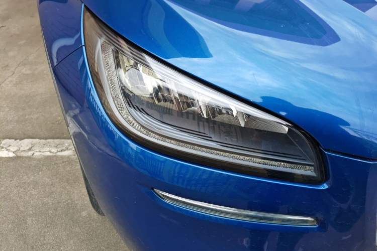 Used Lincoln Corsair 2020 2.0T Two-Wheel Drive Luxury Edition Right Front Headlight