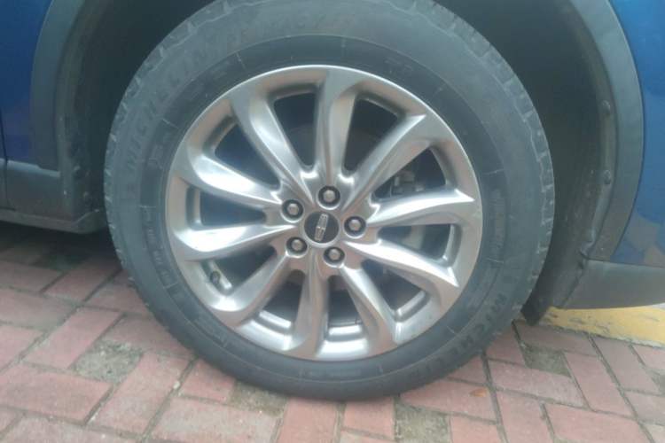 Used Lincoln Corsair 2020 2.0T Two-Wheel Drive Luxury Edition Right Front Wheel Hub