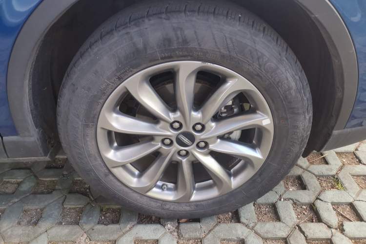 Used Lincoln Corsair 2020 2.0T Two-Wheel Drive Luxury Edition Right Front Wheel Hub