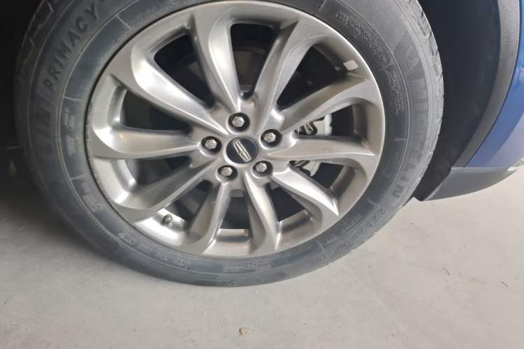 Used Lincoln Corsair 2020 2.0T Two-Wheel Drive Luxury Edition Right Front Wheel Hub