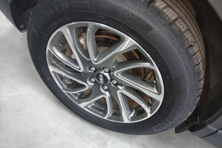 Used Lincoln Corsair 2020 2.0T Two-Wheel Drive Luxury Edition Right Rear Wheel Hub