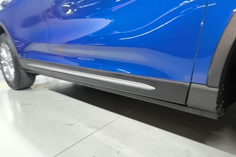 Used Lincoln Corsair 2020 2.0T Two-Wheel Drive Luxury Edition Right Side Sill