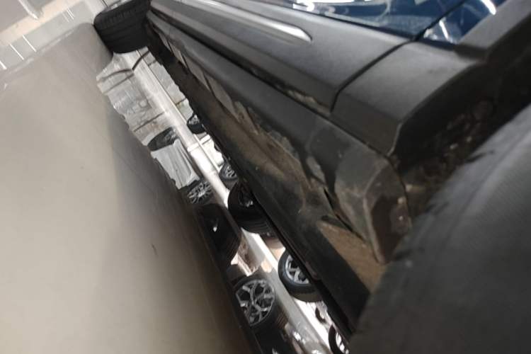 Used Lincoln Corsair 2020 2.0T Two-Wheel Drive Luxury Edition Right Side Sill