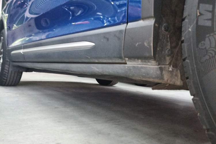 Used Lincoln Corsair 2020 2.0T Two-Wheel Drive Luxury Edition Right Side Sill