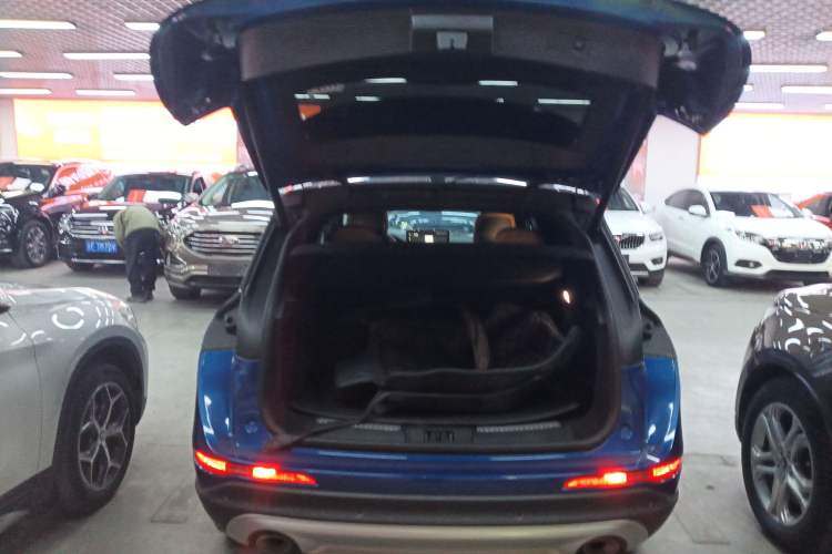 Used Lincoln Corsair 2020 2.0T Two-Wheel Drive Luxury Edition Trunk