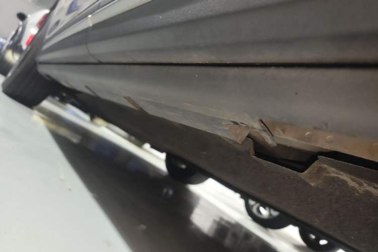 Used Lincoln Corsair 2020 2.0T Two-Wheel Drive Luxury Edition Left Side Sill