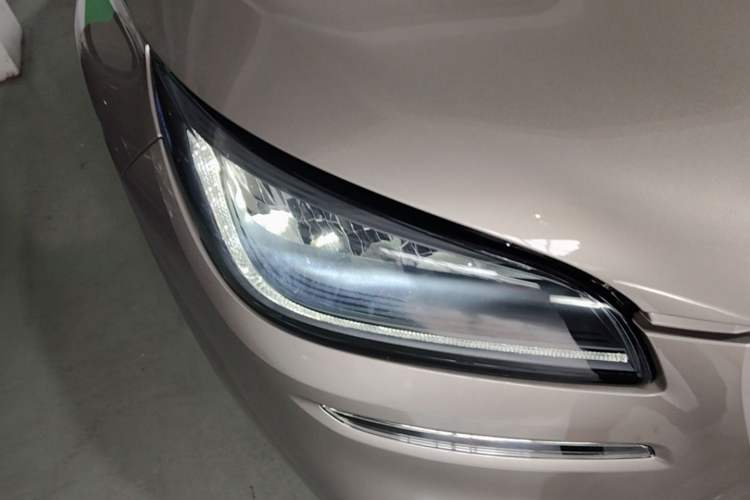Used Lincoln Corsair 2020 2.0T Two-Wheel Drive Luxury Edition Right Front Headlight