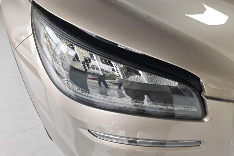 Used Lincoln Corsair 2020 2.0T Two-Wheel Drive Luxury Edition Right Front Headlight
