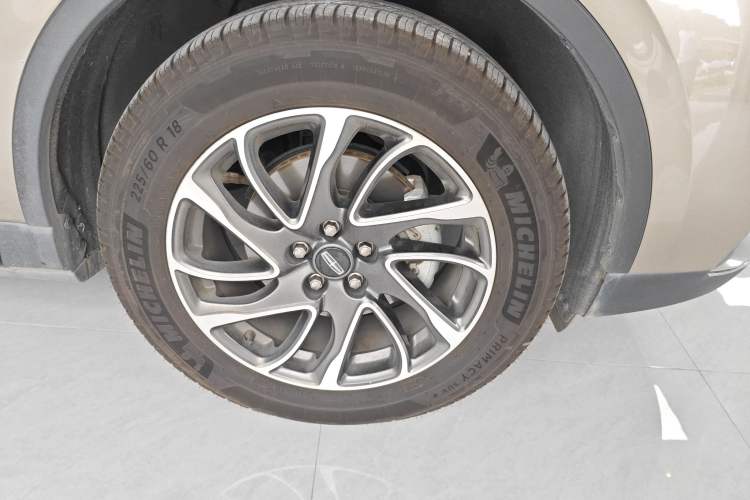 Used Lincoln Corsair 2020 2.0T Two-Wheel Drive Luxury Edition Right Front Wheel Hub