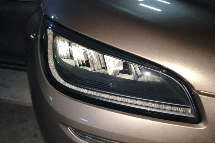 Used Lincoln Corsair 2020 2.0T Two-Wheel Drive Luxury Edition Right Front Headlight