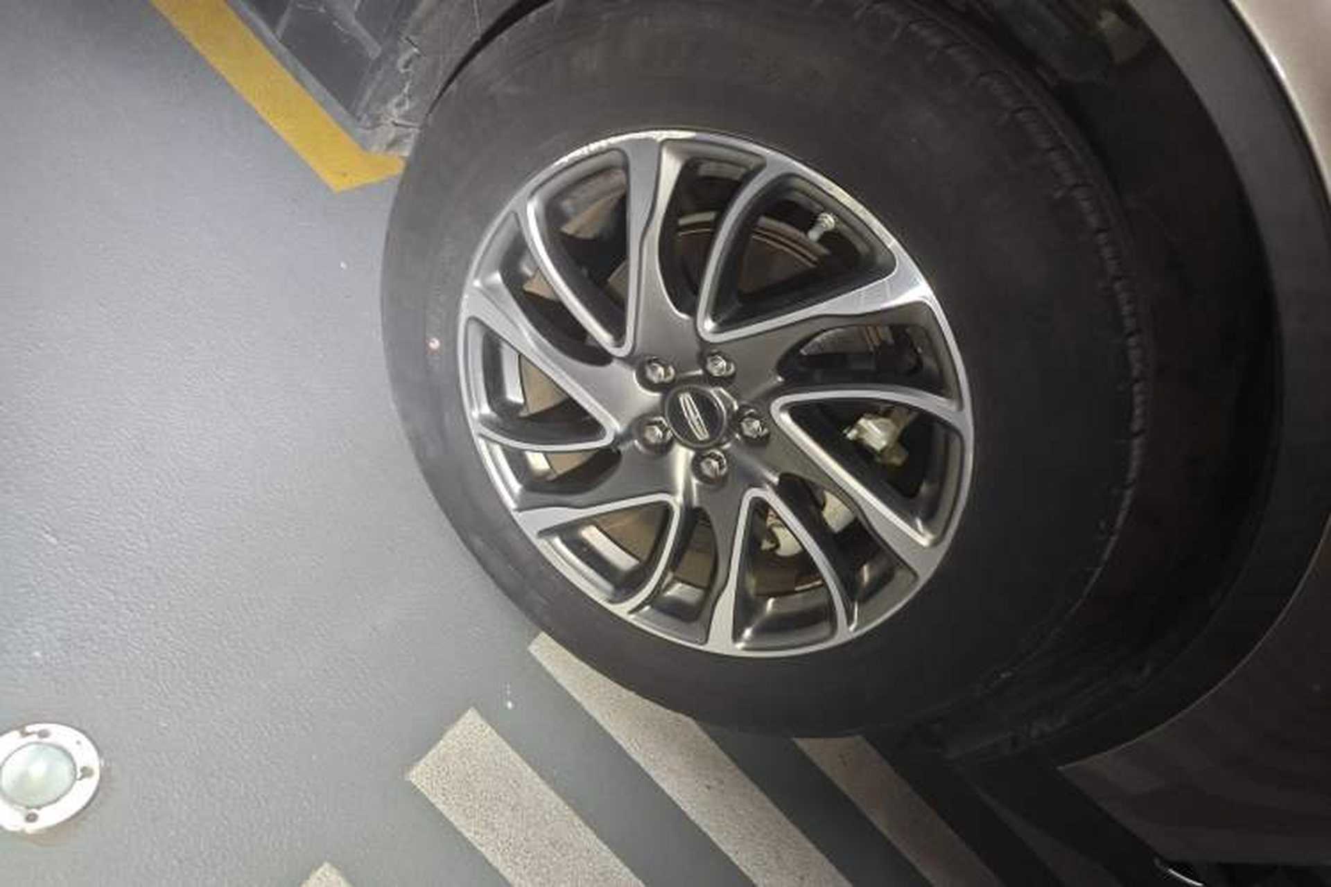Used Lincoln Corsair 2020 2.0T Two-Wheel Drive Luxury Edition Right Front Wheel Hub