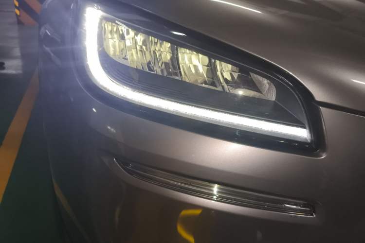 Used Lincoln Corsair 2020 2.0T Two-Wheel Drive Luxury Edition Right Front Headlight