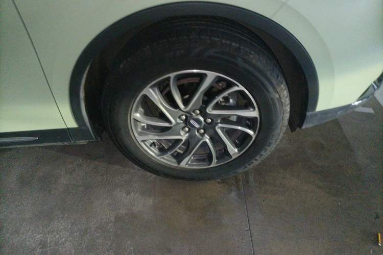 Used Lincoln Corsair 2020 2.0T Two-Wheel Drive Luxury Edition Right Front Wheel Hub