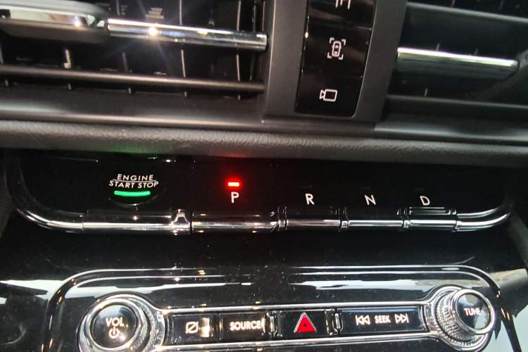 Used Lincoln Corsair 2020 2.0T Two-Wheel Drive Luxury Edition Gear Lever