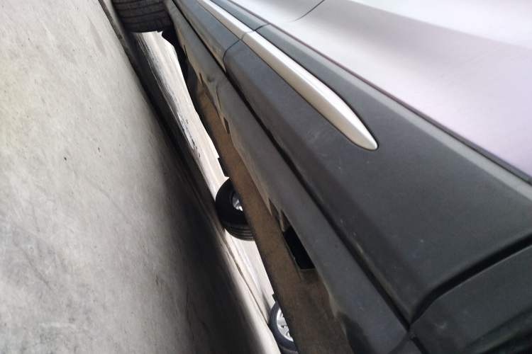 Used Lincoln Corsair 2020 2.0T Two-Wheel Drive Luxury Edition Left Side Sill