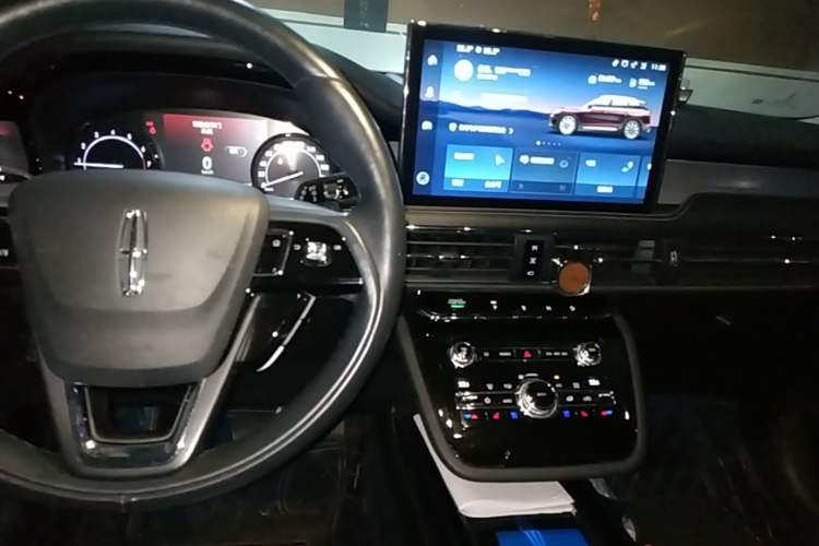 Used Lincoln Corsair 2020 2.0T Two-Wheel Drive Luxury Edition Center Console