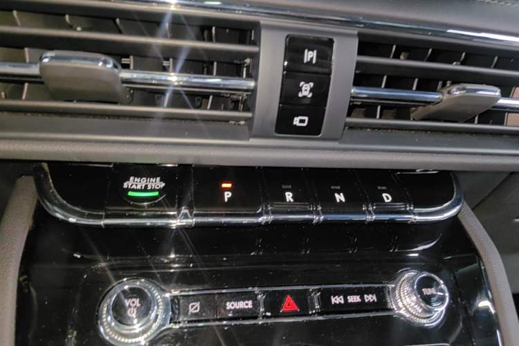 Used Lincoln Corsair 2020 2.0T Two-Wheel Drive Luxury Edition Gear Lever