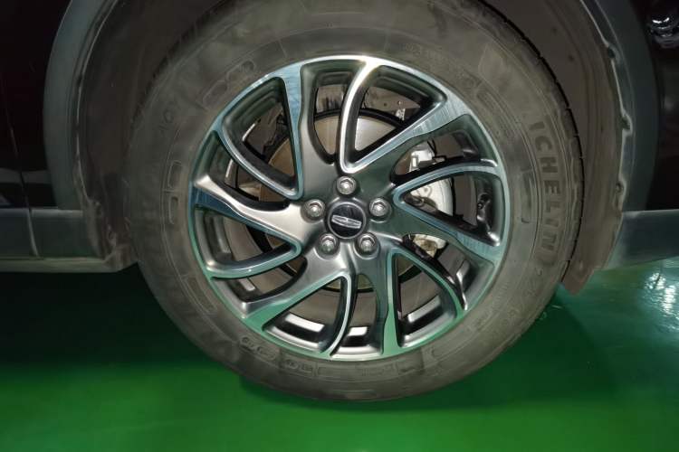 Used Lincoln Corsair 2020 2.0T Two-Wheel Drive Luxury Edition Right Front Wheel Hub