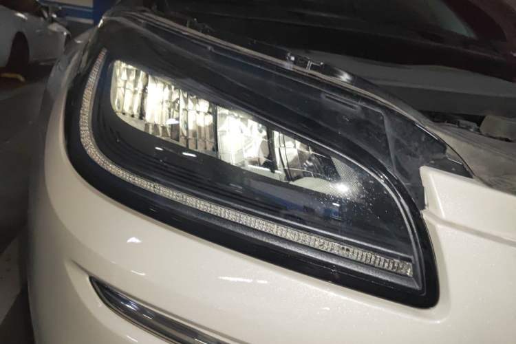 Used Lincoln Corsair 2020 2.0T Two-Wheel Drive Luxury Edition Right Front Headlight