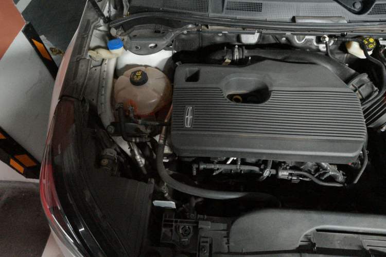 Used Lincoln Corsair 2020 2.0T Two-Wheel Drive Luxury Edition Engine Bay Right