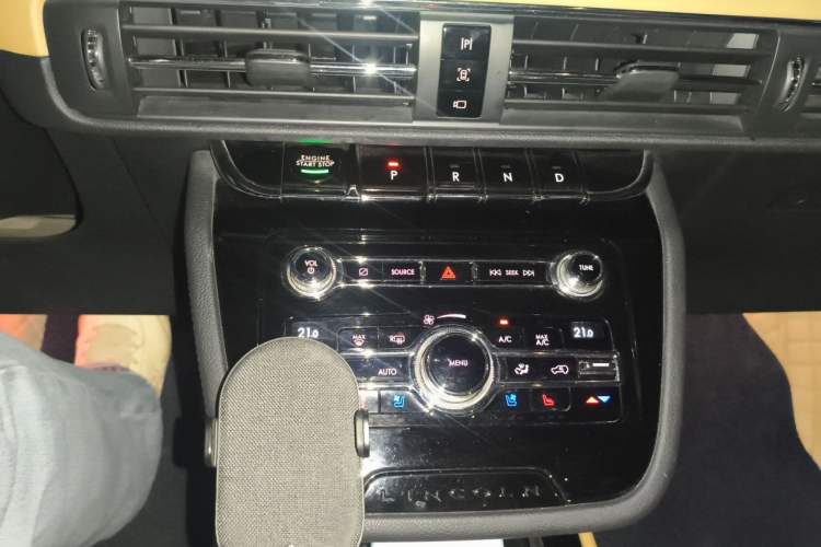 Used Lincoln Corsair 2020 2.0T Two-Wheel Drive Luxury Edition Gear Lever